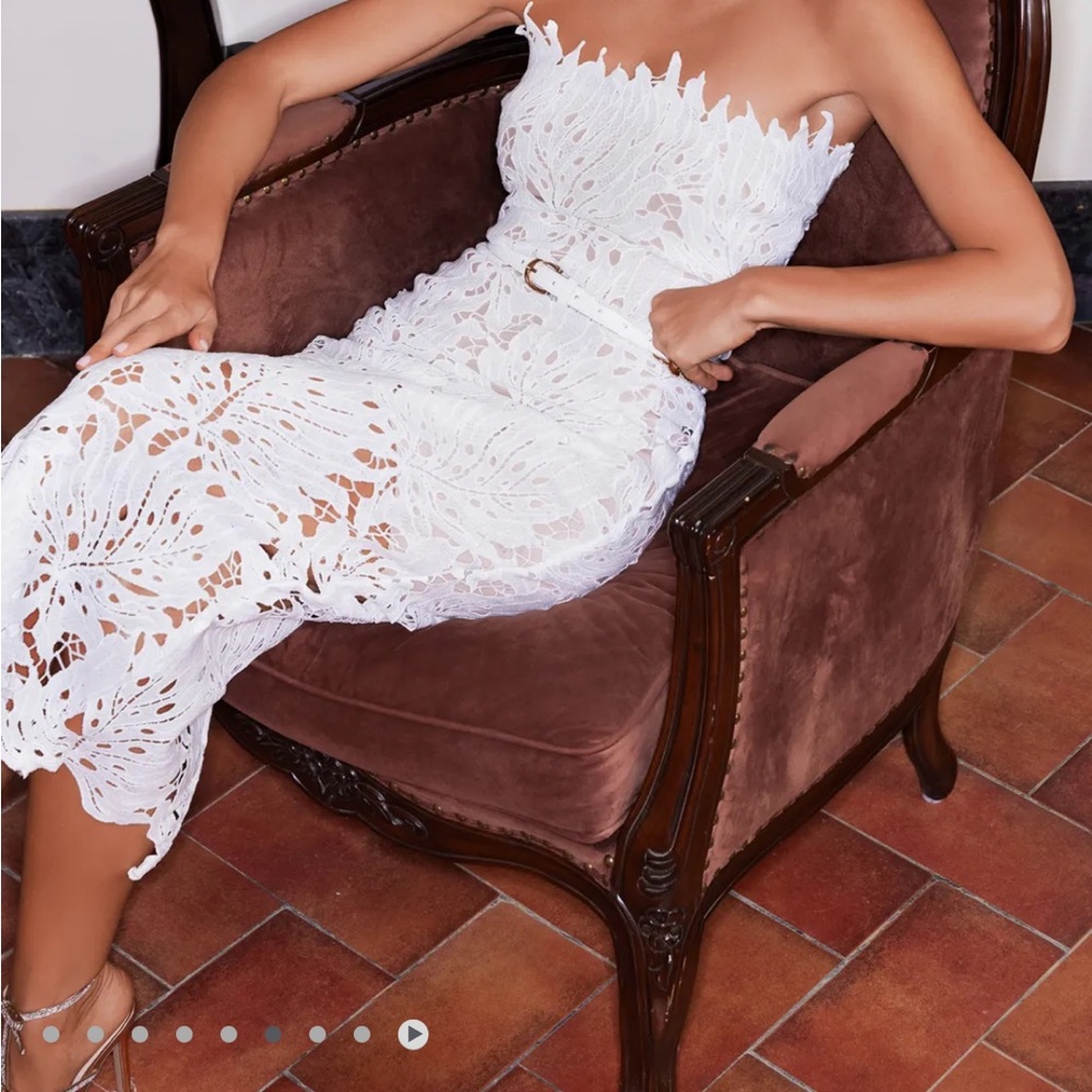 Elegant White Lace Strapless Dress - Picture 2 of 4